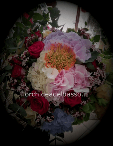Bouquet con Rose , Ortensia, lisianthus e verde decorativo