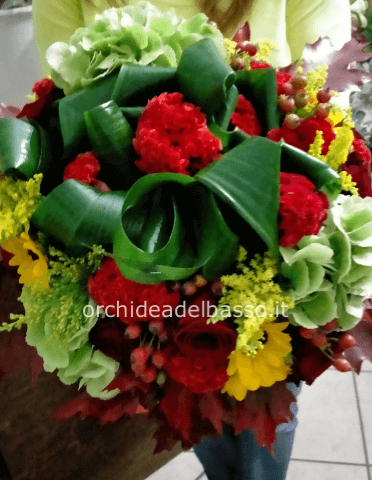Bouquet rose rosse, girasoli, acerosa, ortensia, verde