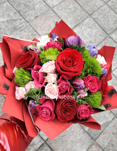 bouquet nei toni del rosa, lilla e rosso